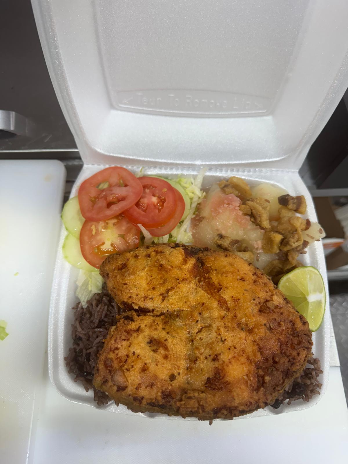 Rueda de sierra — fried king mackerel with congrí, salad and yuca