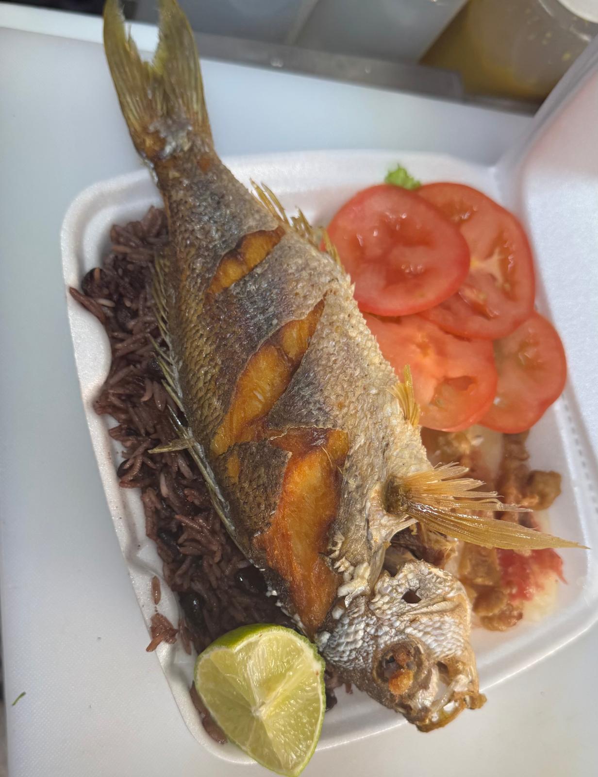 Completa de pescado — whole fried fish with congrí, tomato and lime