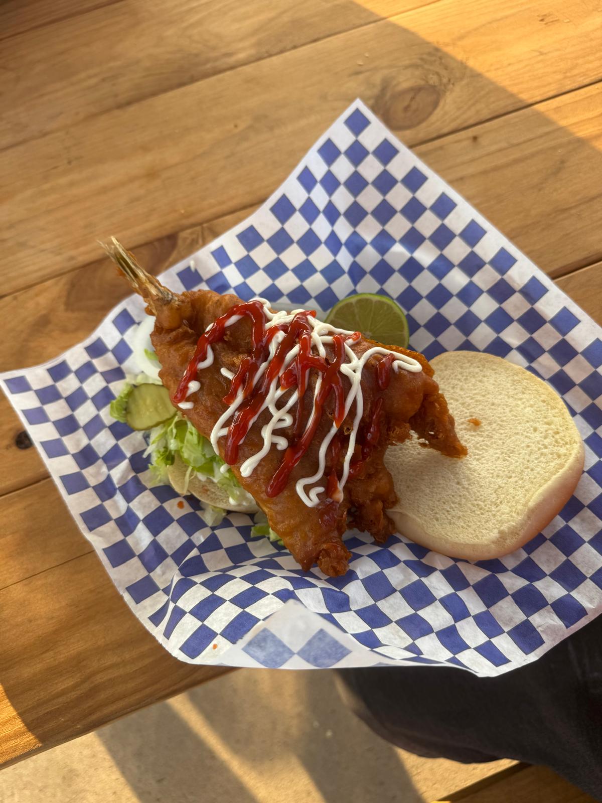 Sándwich de pescado minuta — fried fish sandwich on Cuban bread
